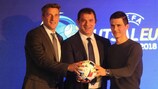 El embajador de la Eurocopa de Fútbol Sala 2016 Dejan Stanković presenta el balón a sus sucesores para 2018 Mile Ačimovič y Mile Simeunović