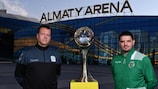 Jesús Velasco e Nuno Dias posam no exterior da Almaty Arena com o troféu