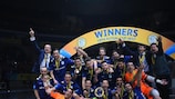 Inter celebra com o troféu após ganhar a final da Taça UEFA Futsal