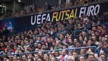 Les fans de la Serbie lors de la victoire 5-1 contre la Slovénie, lors de la phase de groupes de l'UEFA Futsal EURO 2016