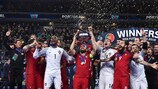 Ricardinho, capitão de Portugal, ergue o troféu do UEFA Futsal EURO após a vitória na final sobre a Espanha
