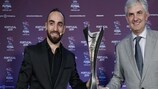 Ricardinho y el ex seleccionador de España José Venancio López presentaron el trofeo en el sorteo de la fase final