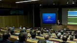 Una conferencia dentro del seminario sobre árbitros asistentes celebrado en Nyon
