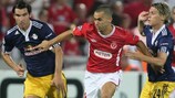 Nikola Pokrivač et Christoph Leitgeb (FC Salzburg) à la poursuite Gil Vermouth (Hapoel Tel-Aviv FC)