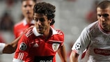 Pablo Aimar (SL Benfica) tente d'échapper à Avihay Yadin et Romain Rocchi (Hapoel Tel-Aviv FC)