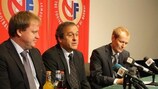Da esquerda para a direita: Yngva Hallén, presidente da Federação norueguesa (NFF), Michel Platini, Presidente da UEFA e o director de comunicação da NFF, Svein Graff
