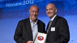 Vicente Del Bosque é agraciado por Gianni Infantino durante a Conferência de Treinadores de Selecções da UEFA, em Varsóvia