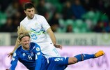 Islands Mittelfeldspieler Birkir Bjarnason im Duell mit Sloweniens Bojan Jokić