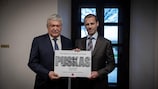 Aleksander Čeferin a remis une plaque souvenir de la Puskás Aréna au président de la MLSZ.
