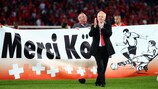 Köbi Kuhn applaudi à la fin du parcours de la Nati lors de l'UEFA EURO 2008