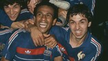 Jean Tigana y Alain Giresse celebran la victoria de Francia en la final de 1984