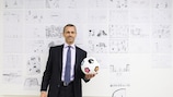 O Presidente da UEFA, Aleksander Čeferin, escolheu os desenhos a figurarem na bola da Supertaça Europeia