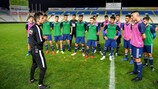 Lors de la Conférence annuelle de l'UEFA sur la formation des entraîneurs qui a eu lieu récemment à Chypre, Marcos Spanos, l'entraîneur principal de l'Anorthosis Famagusta FC, dirige une séance d'entraînement destinée aux jeunes joueurs du club.