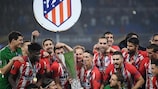 Игроки "Атлетико" поднимают трофей Лиги Европы УЕФА
