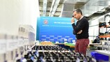 Antonio Giachino supervisa los preparativos para el sorteo de octavos de la UEFA Champions League