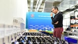 Antonio Giachino prepara o sorteio dos oitavos-de-final da UEFA Champions League