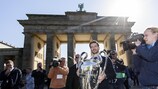 Arne Friedrich et le trophée de l'UEFA Champions League devant la Porte de Brandebourg, à Berlin