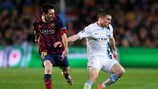 James Milner cerca di controllare Lionel Messi