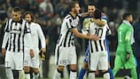 Os jogadores da Juventus festejam no final do jogo