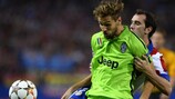 Fernando Llorente tries to hold off Diego Godín during Juventus's matchday two defeat in Spain