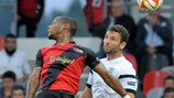 Guingamp's Claudio Beauvue rises to challenge PAOK's Răzvan Raţ