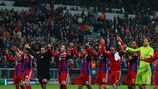 Os jogadores do Bayern comemoram com os adeptos no final do encontro