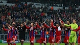 Los jugadores del Bayern saludan a los aficionados al final del partido