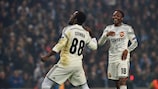 Seydou Doumbia (à esquerda) festeja o seu segundo golo em Manchester