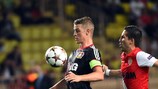 João Moutinho, autor do golo do Mónaco, pressiona puts Lars Bender, do Leverkusen
