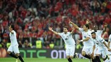 Los jugadores del Sevilla celebran su victoria en la tanda de penaltis de la final ante el Benfica