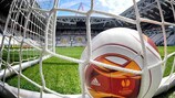 Un balón de la UEFA Europa League en la red del Juventus Stadium
