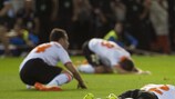 Los jugadores del Valencia abatidos sobre el terreno de juego