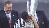 Roberto Baggio levanta el trofeo de la Copa de la UEFA para la Juventus en el Stadio Delle Alpi en 1993
