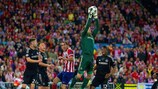 Mark Schwarzer atrapa un centro durante el empate 0-0 del Chelsea ante el Atlético