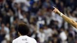 Benzema festeja com os adeptos depois de marcar o golo que daria o triunfo ao Real Madrid