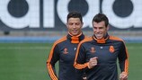 Криштиану Роналду (слева) и Гарет Бейл на тренировке "Реала" во вторник