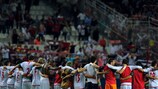 Toda la plantilla del Sevilla FC agradeció el apoyo de la grada