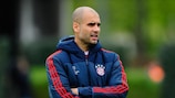 Josep Guardiola, treinador do Bayern, dirige a sessão de treino da sua equipa