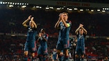 Arjen Robben e Philipp Lahm aplaudem os adeptos alemães que foram a Old Trafford
