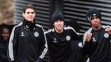 Oscar, Eden Hazard e Willian durante a sessão de treinos realizada esta segunda-feira pelo Chelsea