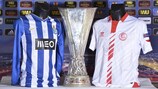 Las camisetas del Oporto y el Sevilla custodian el trofeo de la UEFA Europa League