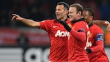 Ryan Giggs, Wayne Rooney und Patrice Evra feiern den Sieg in Leverkusen
