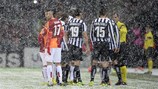 Galatasaray and Juventus players speak with referee Pedro Proença