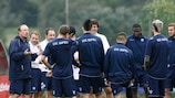 Rafael Benítez talks to his players during training on the eve of the game