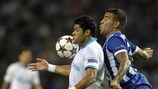 Hulk shields the ball from Nicolás Otamendi during his return to Porto