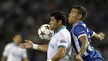 Hulk protege el balón de Nicolás Otamendi durante su regreso a Oporto