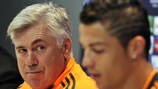 Carlo Ancelotti escuta Cristiano Ronaldo durante a conferência de imprensa de terça-feira