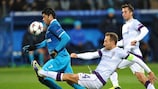 Le capitaine du FK Austria Wien Manuel Ortlechner à la lutte avec Hulk (Zenit)