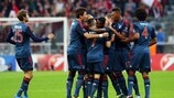 David Alaba é abraçado após marcar o primeiro golo do Bayern nesta edição da UEFA Champions League