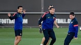 Thiago Alcántara, José Manuel Pinto e Lionel Messi preparam-se para o jogo desta terça-feira